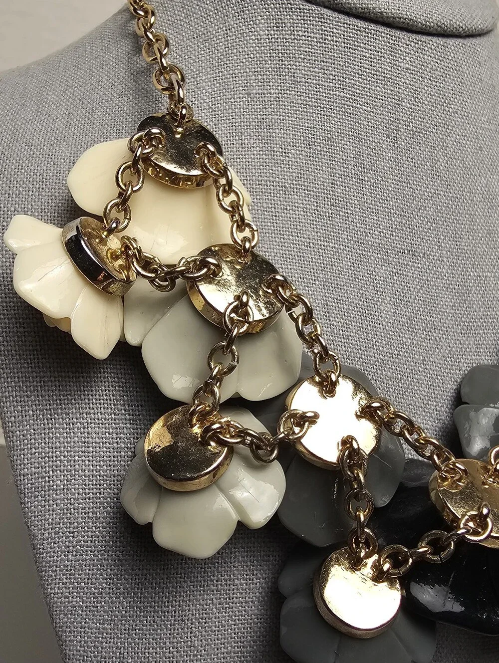 [BaubleBar] Ombré Cunky Resin Rose bib Statement Necklace